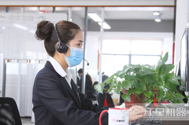 24小時(shí)客服全身心工作，用專注點(diǎn)亮了責(zé)任