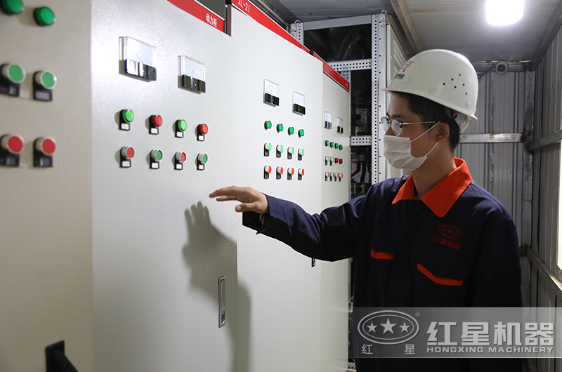 技術工人在生產現場檢查供電系統(tǒng)中